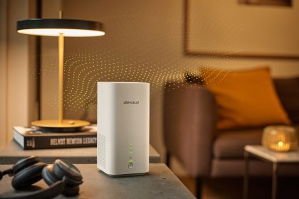 devolo WiFi 6 Router 3600 5G LTE Imagebild Headphones dotwaves 3000px(1)