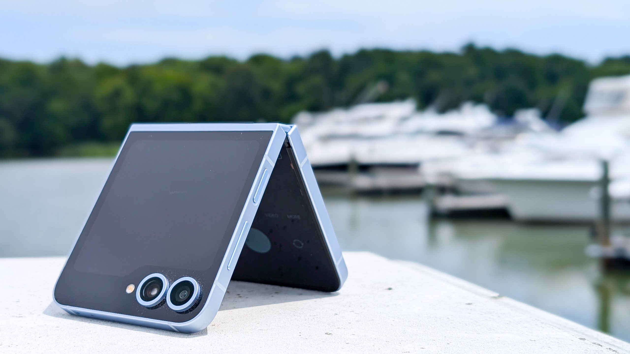 découvrez les nouveaux galaxy z fold 7 et flip 7, dotés de la dernière interface one ui 8. profitez d'une expérience multitâche améliorée, d'un design compact et innovant, ainsi que de performances exceptionnelles. transformez votre façon d'interagir avec la technologie.