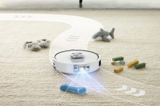 Shark lance un robot aspirateur à détection UV des taches
