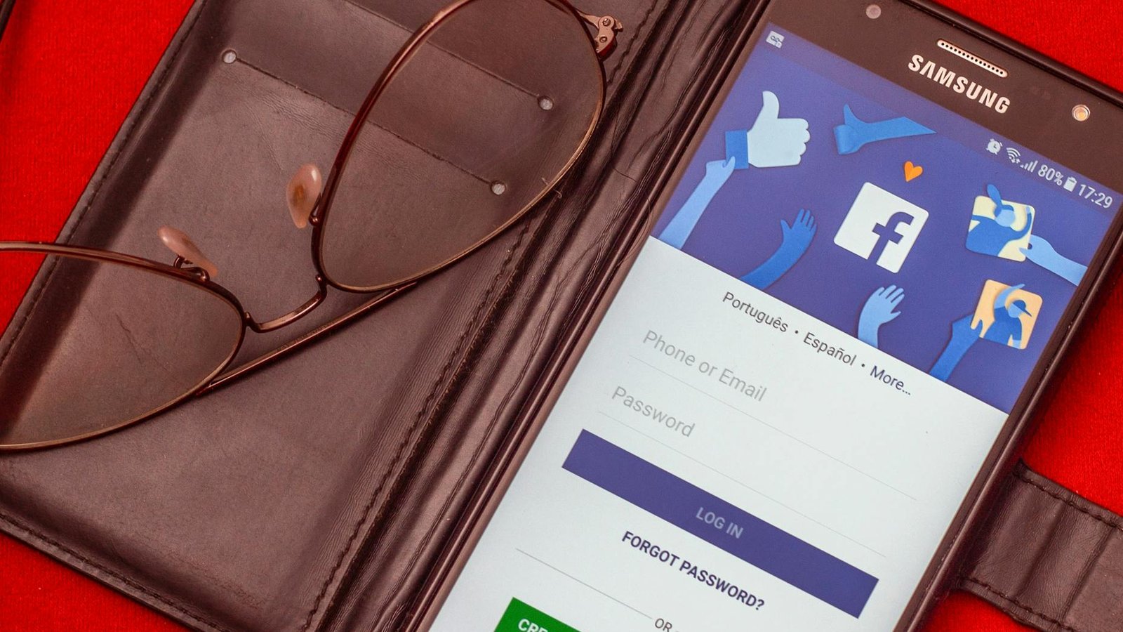 Phishing Facebook – écran de connexion avec champs email et mot de passe sur smartphone Samsung