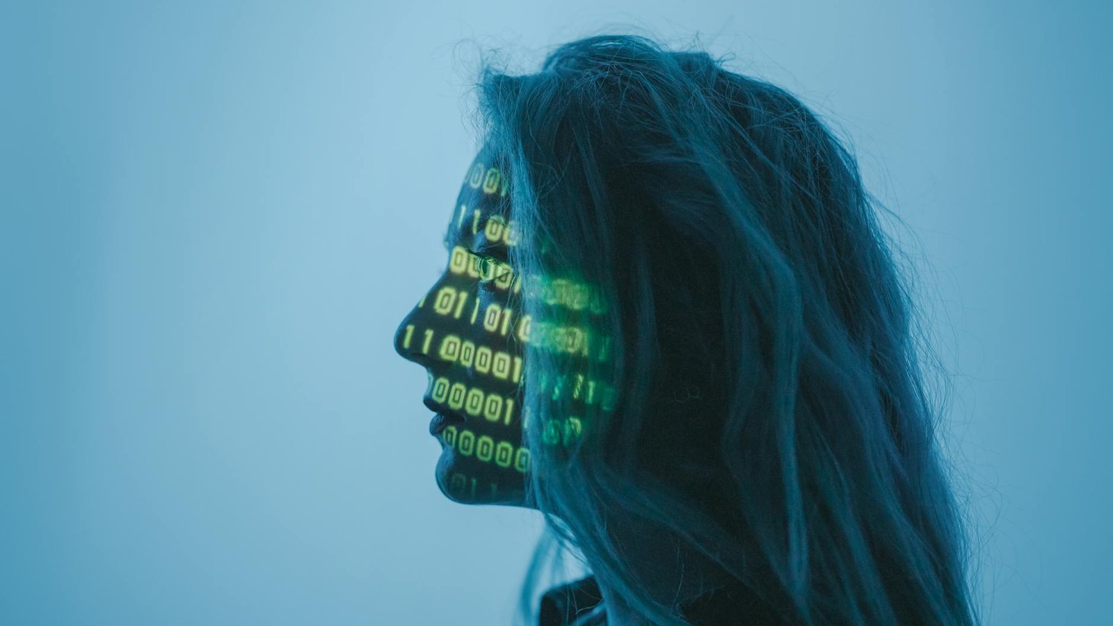 IA deepfake femme avec code binaire projeté sur le visage