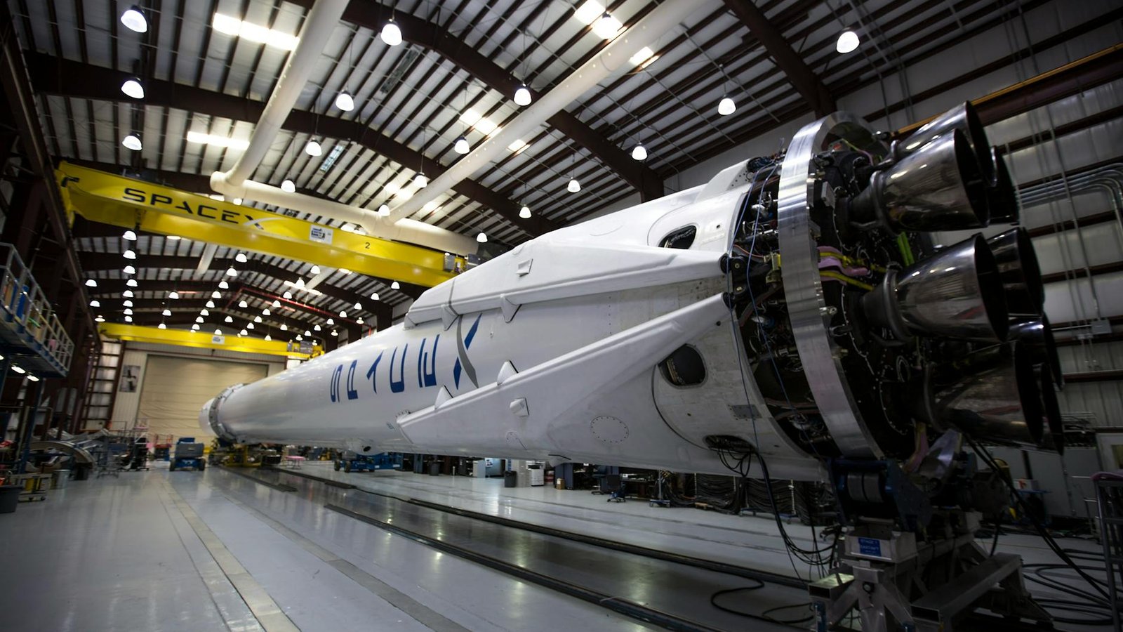 SpaceX fusée Falcon 9 en hangar d'assemblage avec logo visible