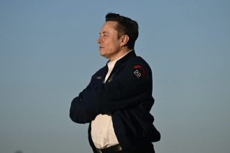 SpaceX accord Anthropic — dirigeant en veste SpaceX les bras croisés