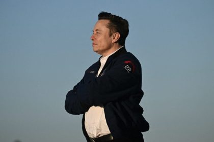 SpaceX accord Anthropic — dirigeant en veste SpaceX les bras croisés