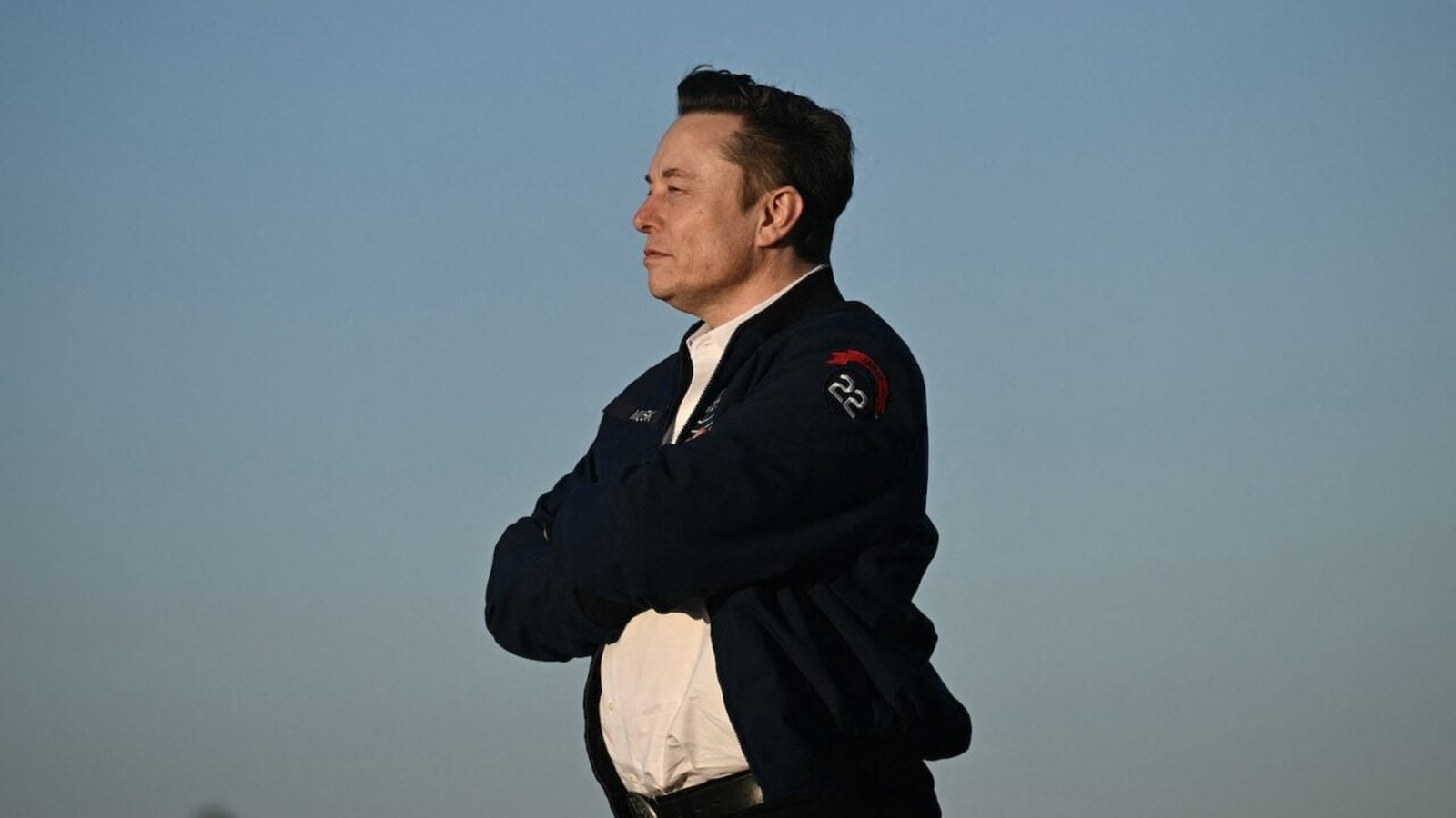 SpaceX accord Anthropic — dirigeant en veste SpaceX les bras croisés