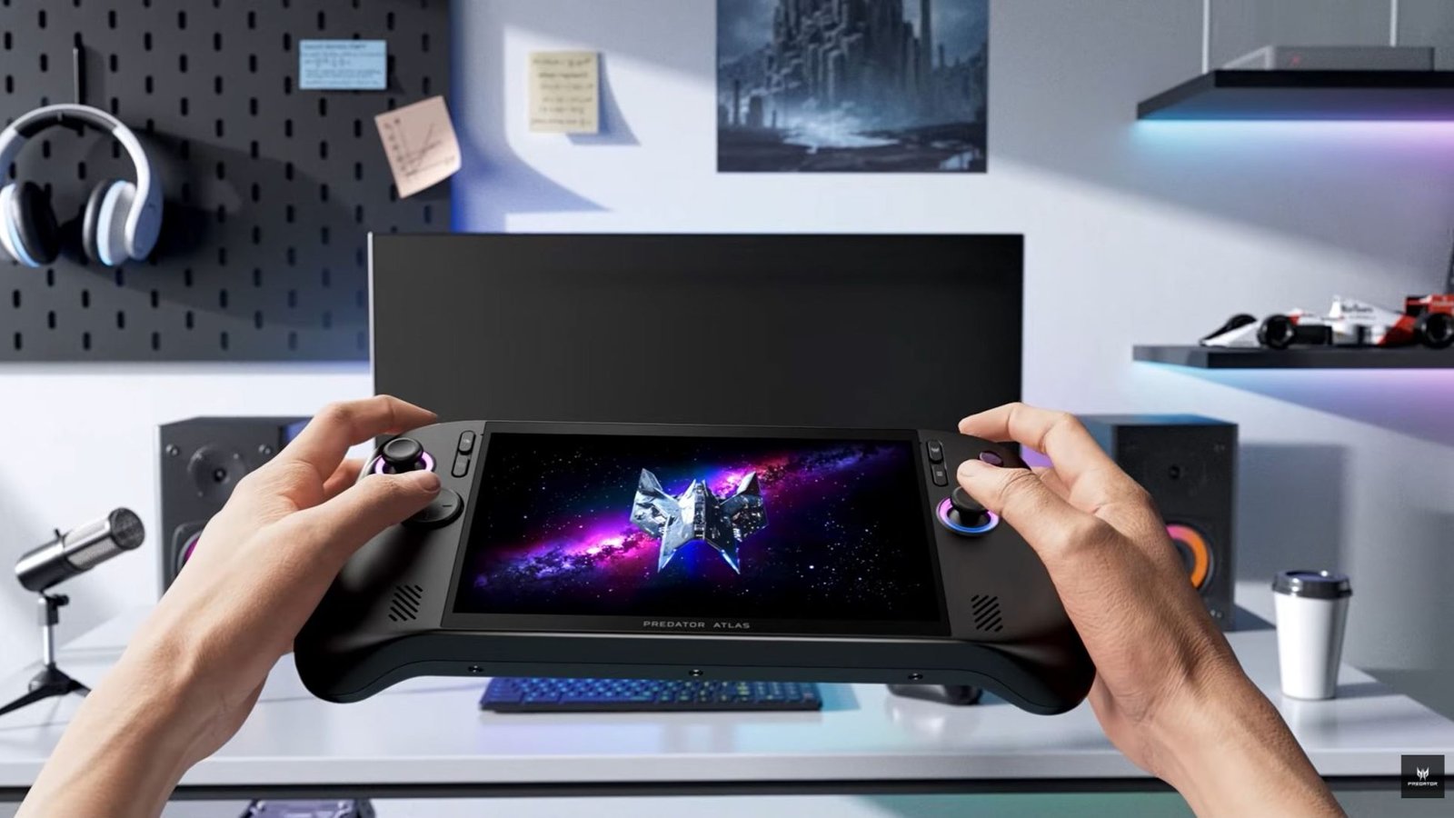 Predator Atlas 8 tenu en main écran 8 pouces bureau gaming