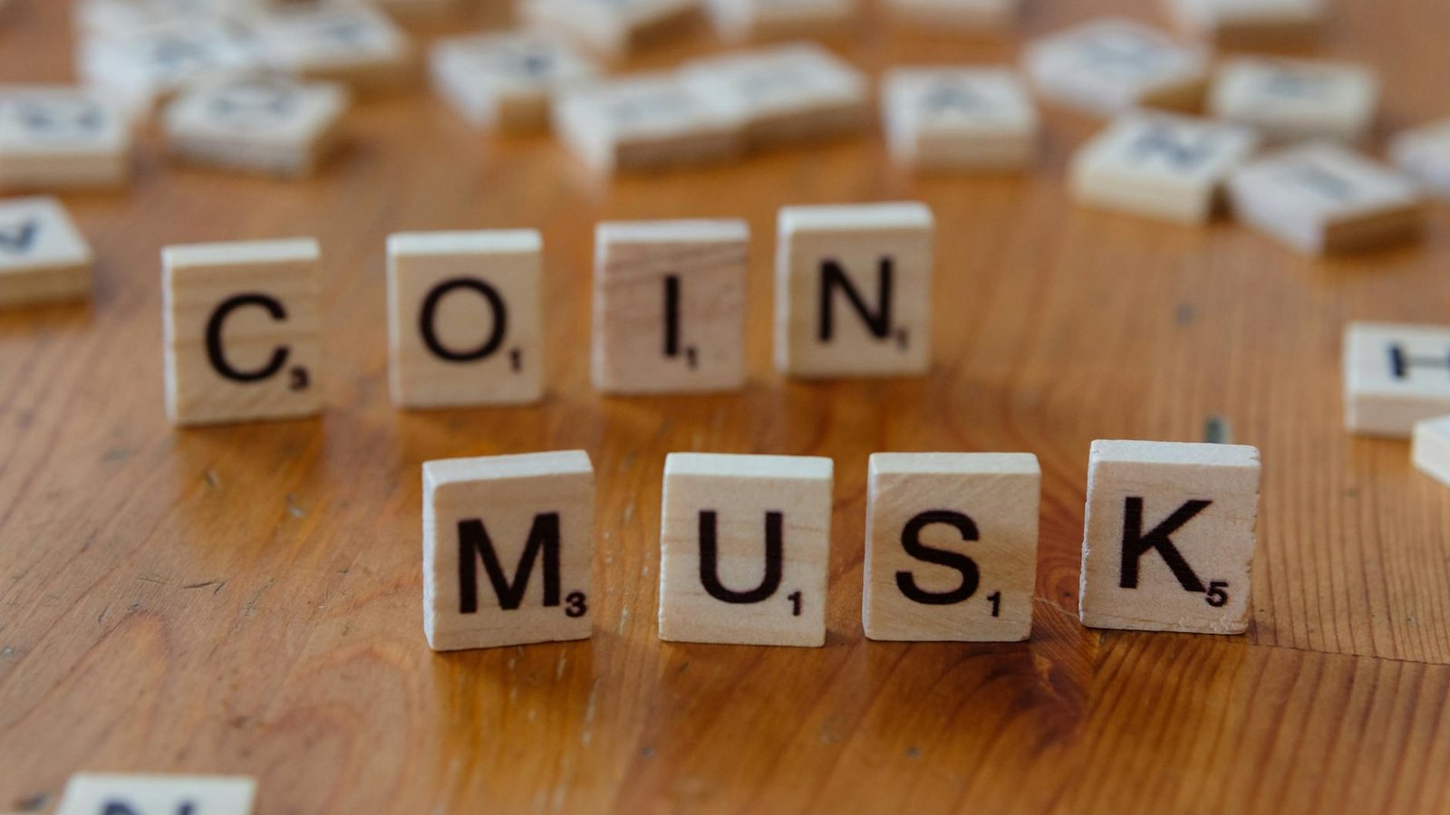 Procès Musk OpenAI - tuiles Scrabble épelant COIN MUSK
