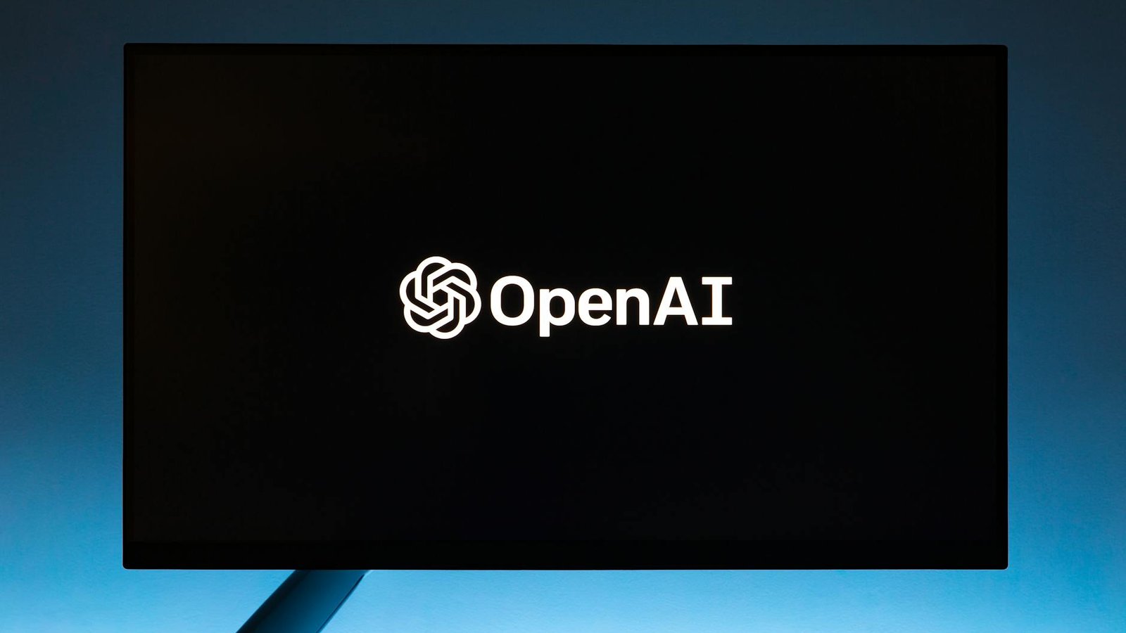 Logo OpenAI sur écran - procès Musk contre OpenAI
