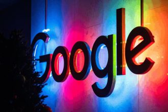 Logo Google illuminé en couleurs vives sur façade extérieure