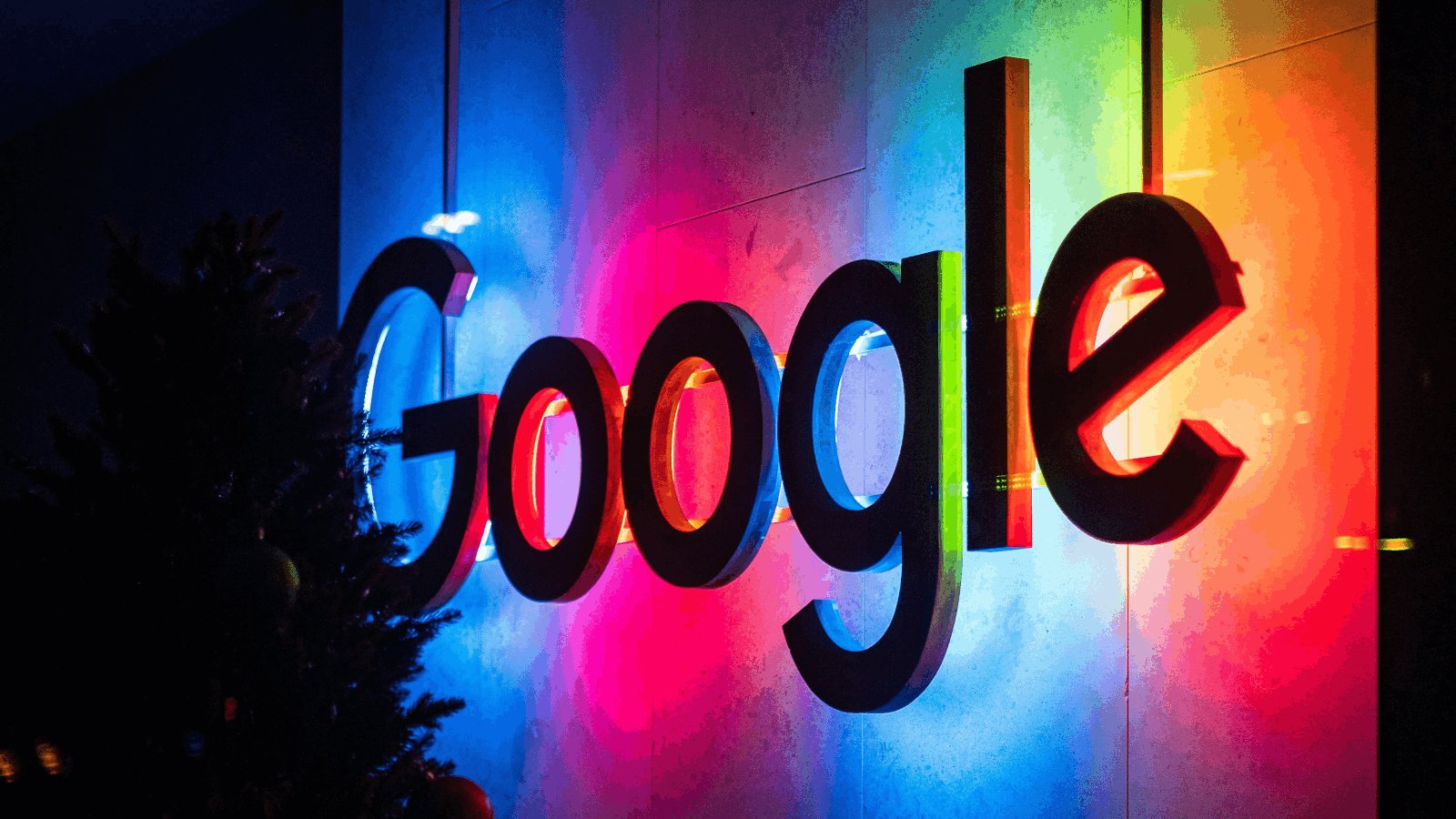 Logo Google illuminé en couleurs vives sur façade extérieure