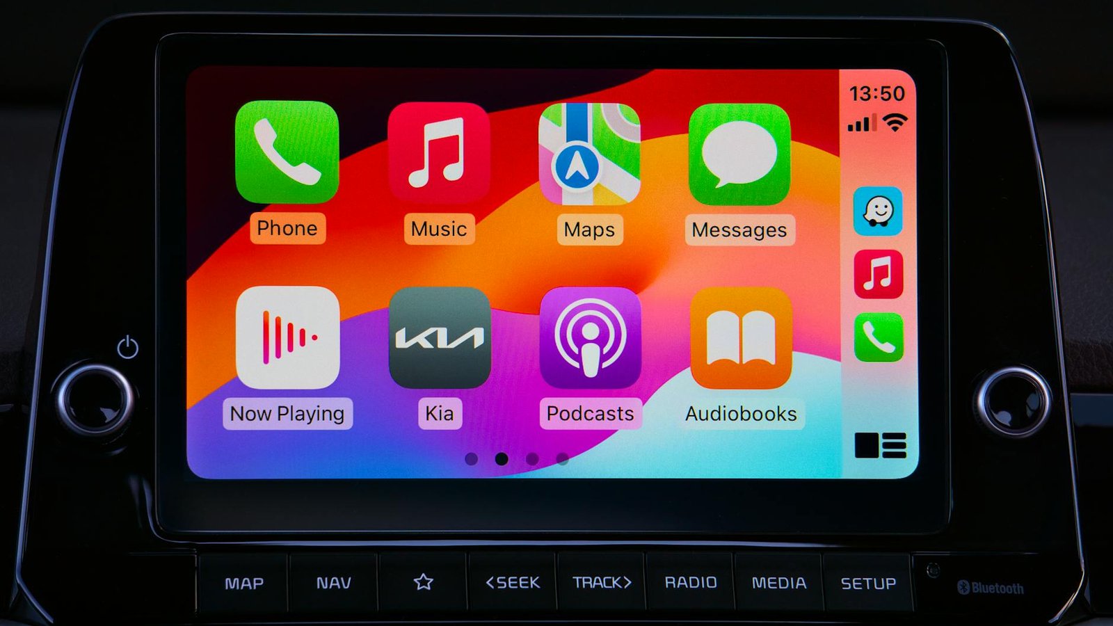 Interface Apple CarPlay écran Kia avec applications Phone Music Maps Messages