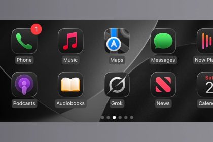 Apple CarPlay avec icône Grok xAI sur interface embarquée iPhone