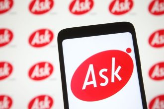 Logo Ask.com affiché sur écran de smartphone