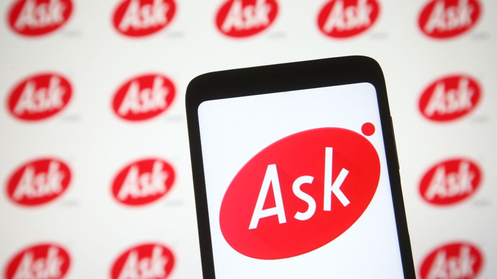 Logo Ask.com affiché sur écran de smartphone