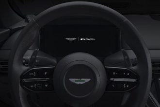 CarPlay Ultra affiché sur tableau de bord Aston Martin avec logo Apple