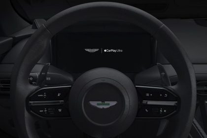 CarPlay Ultra affiché sur tableau de bord Aston Martin avec logo Apple