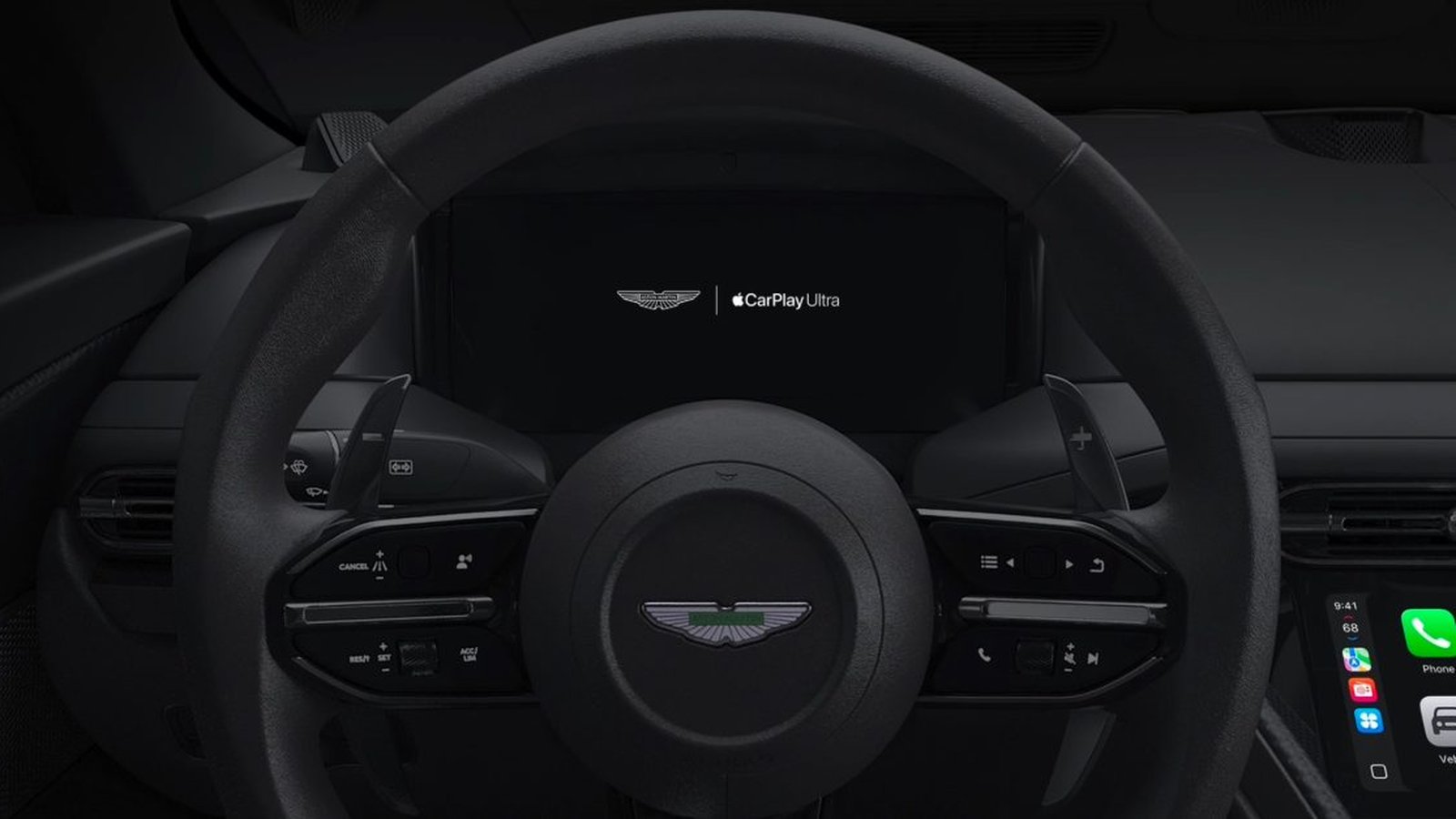 CarPlay Ultra affiché sur tableau de bord Aston Martin avec logo Apple