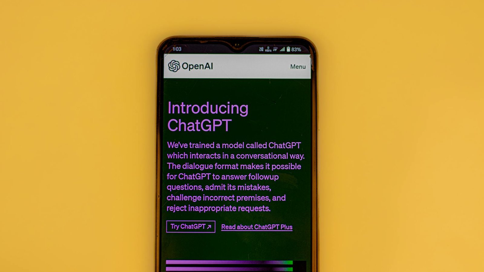 ChatGPT OpenAI introduction sur smartphone fond jaune