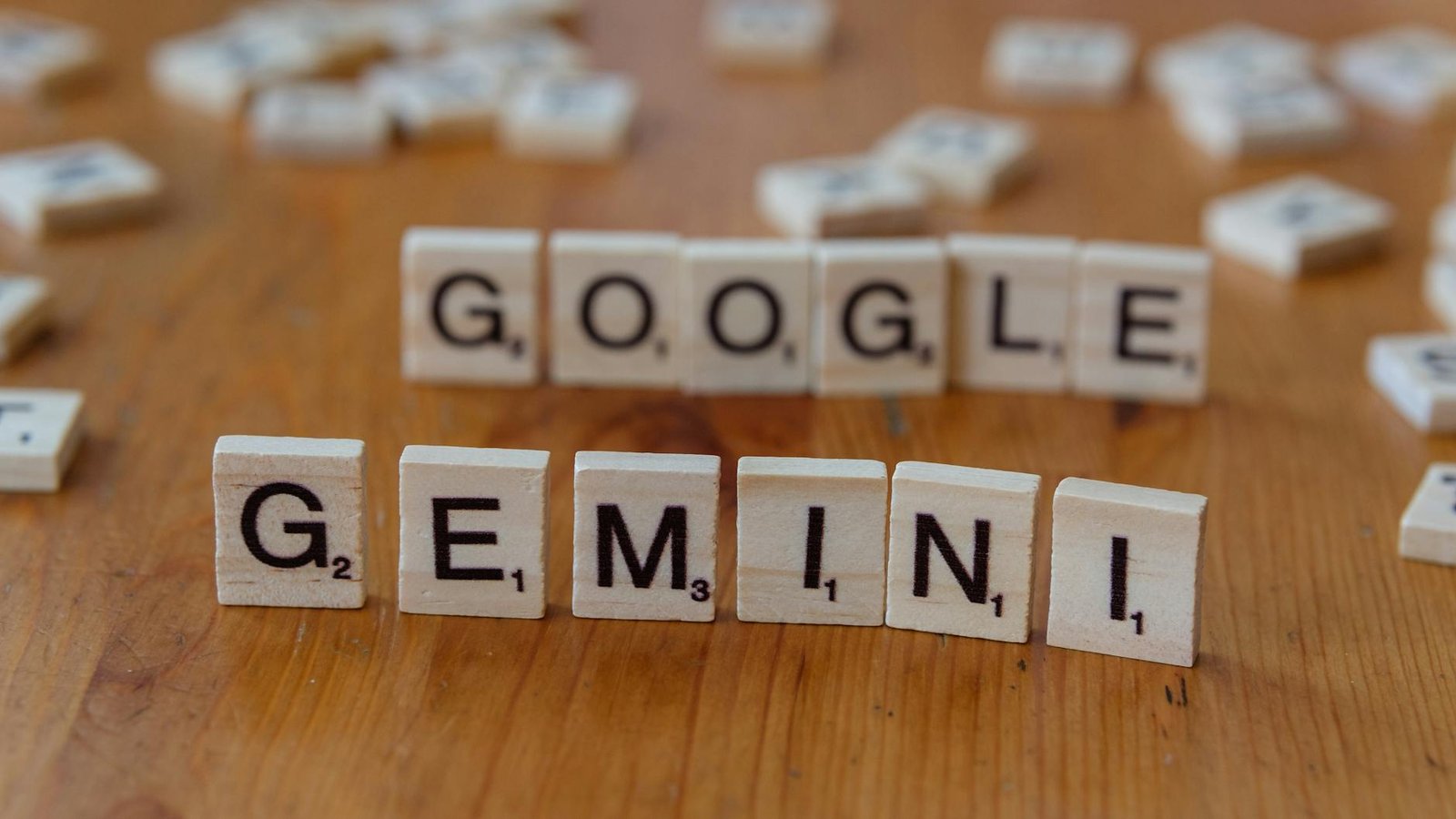 Google Gemini Nano en lettres Scrabble sur table en bois
