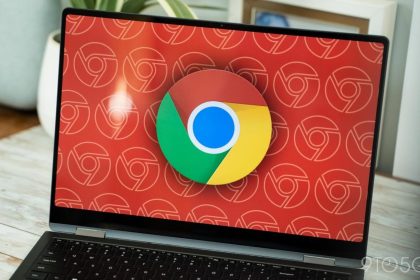 Google Chrome logo affiché sur écran de laptop, mise à jour Gemini Nano
