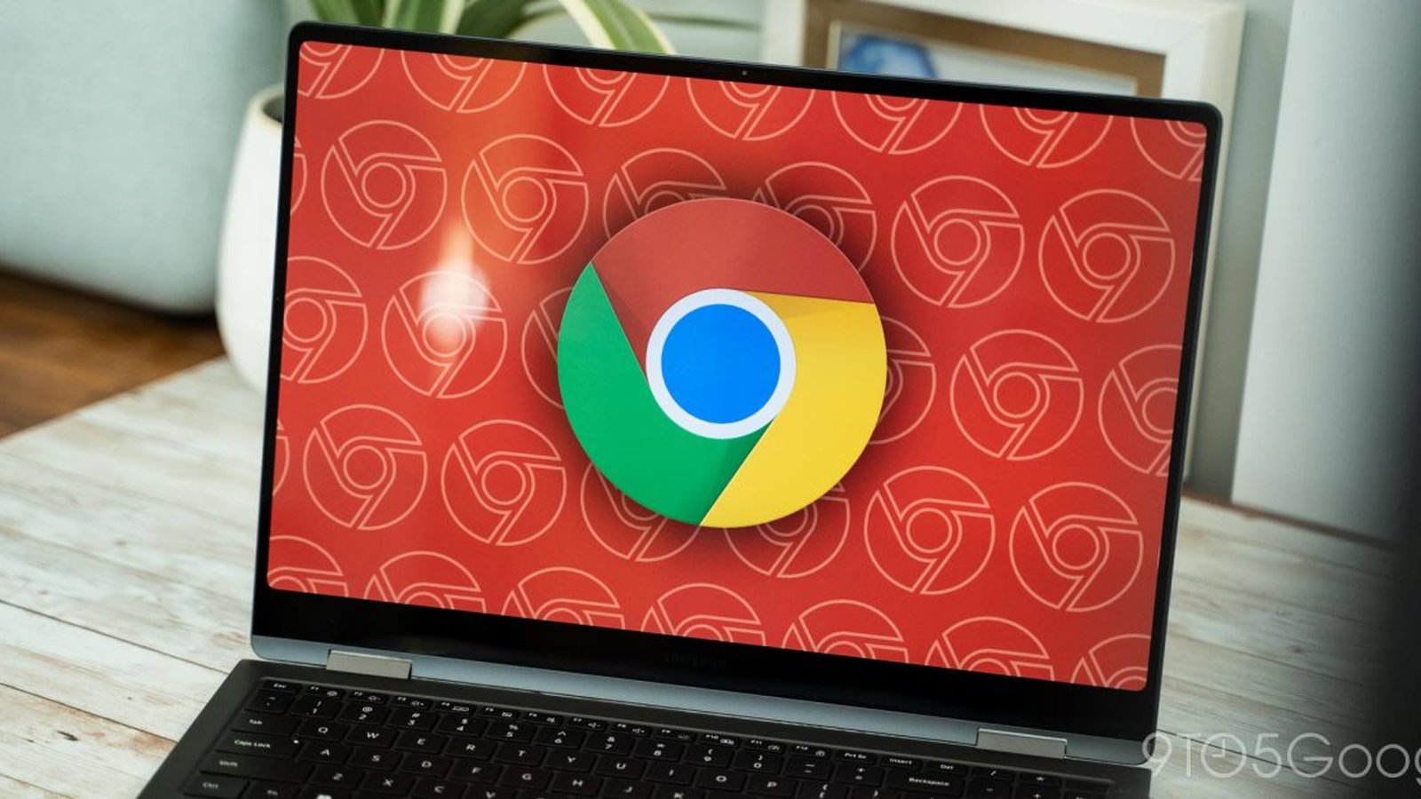 Google Chrome logo affiché sur écran de laptop, mise à jour Gemini Nano