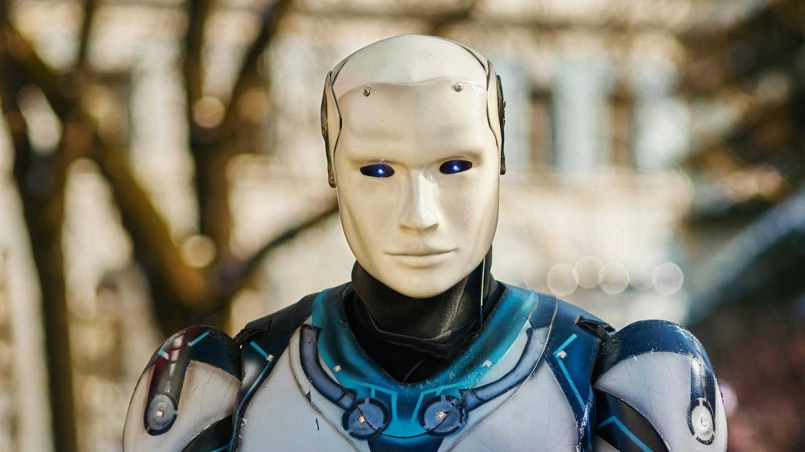 Intelligence artificielle Anthropic — robot humanoïde aux yeux bleus lumineux