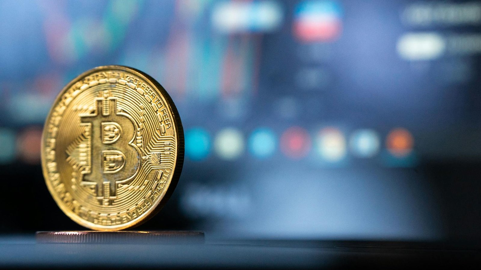 Cryptomonnaie Bitcoin — pièce dorée BTC sur fond de graphique