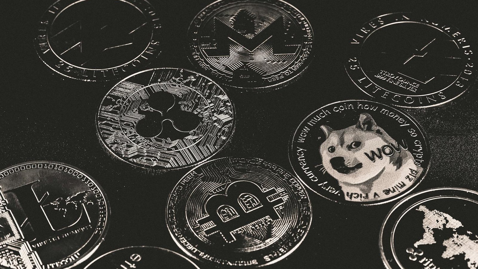 Vol crypto 2025 — collection de pièces Bitcoin Dogecoin Ripple en noir et blanc