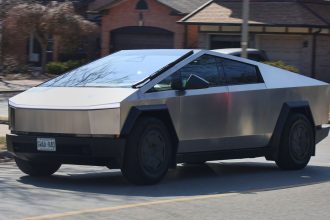 Tesla Cybertruck roulant sur route, rappel défaut roues 2024