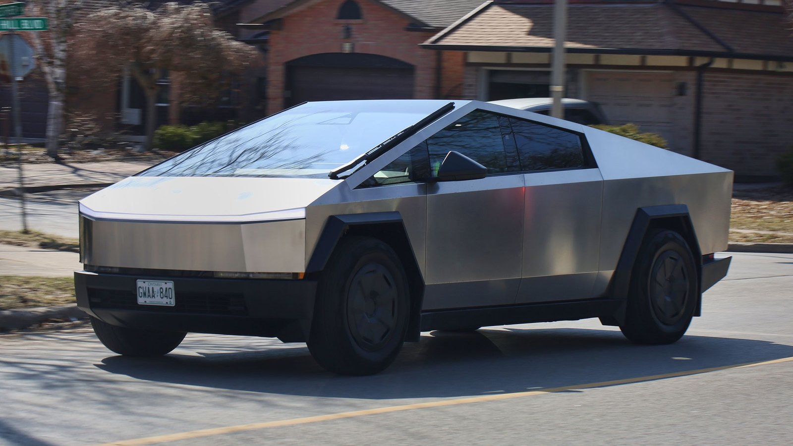 Tesla Cybertruck roulant sur route, rappel défaut roues 2024