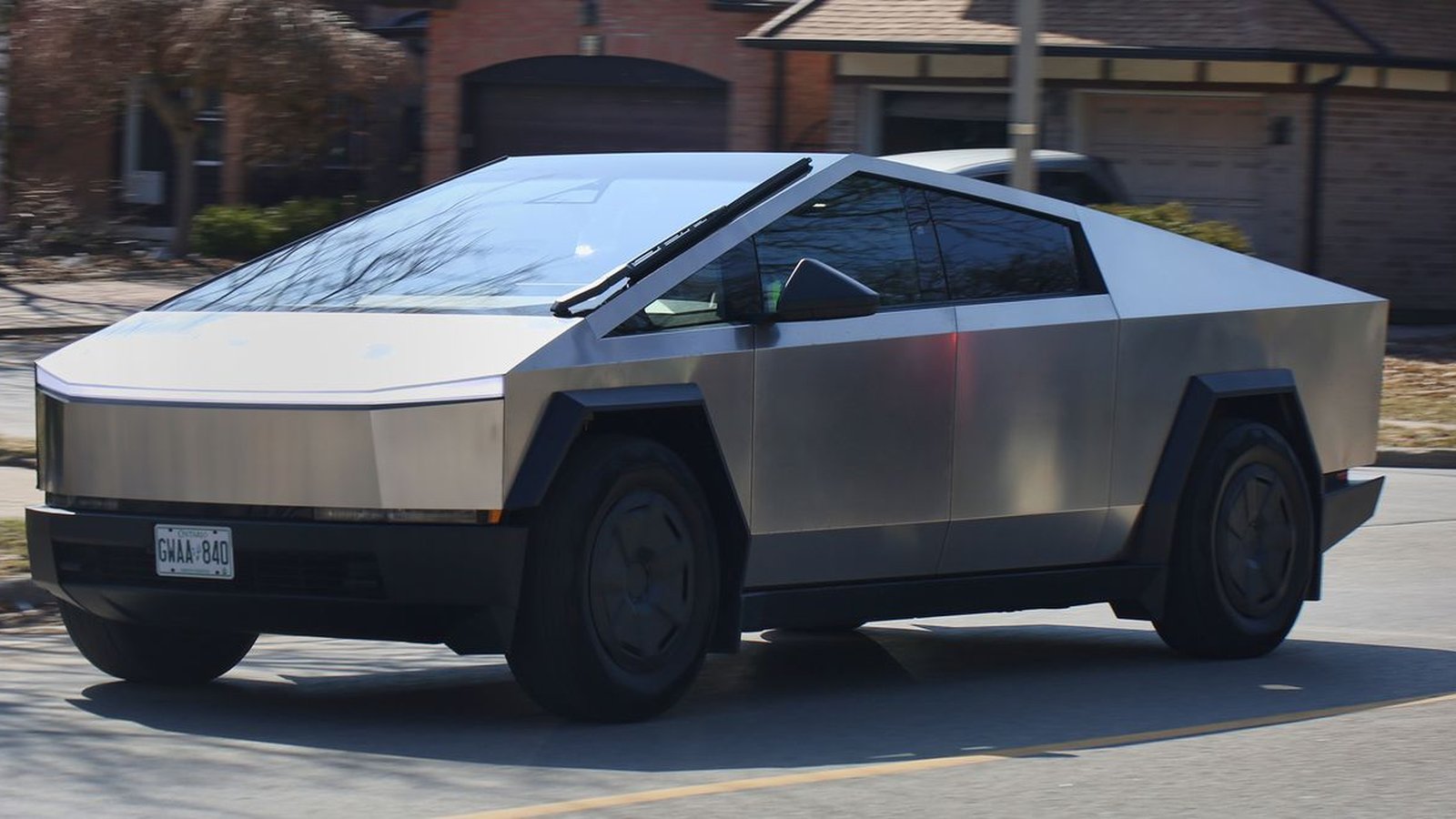 Cybertruck Tesla vue latérale en mouvement, défaut lubrification roues