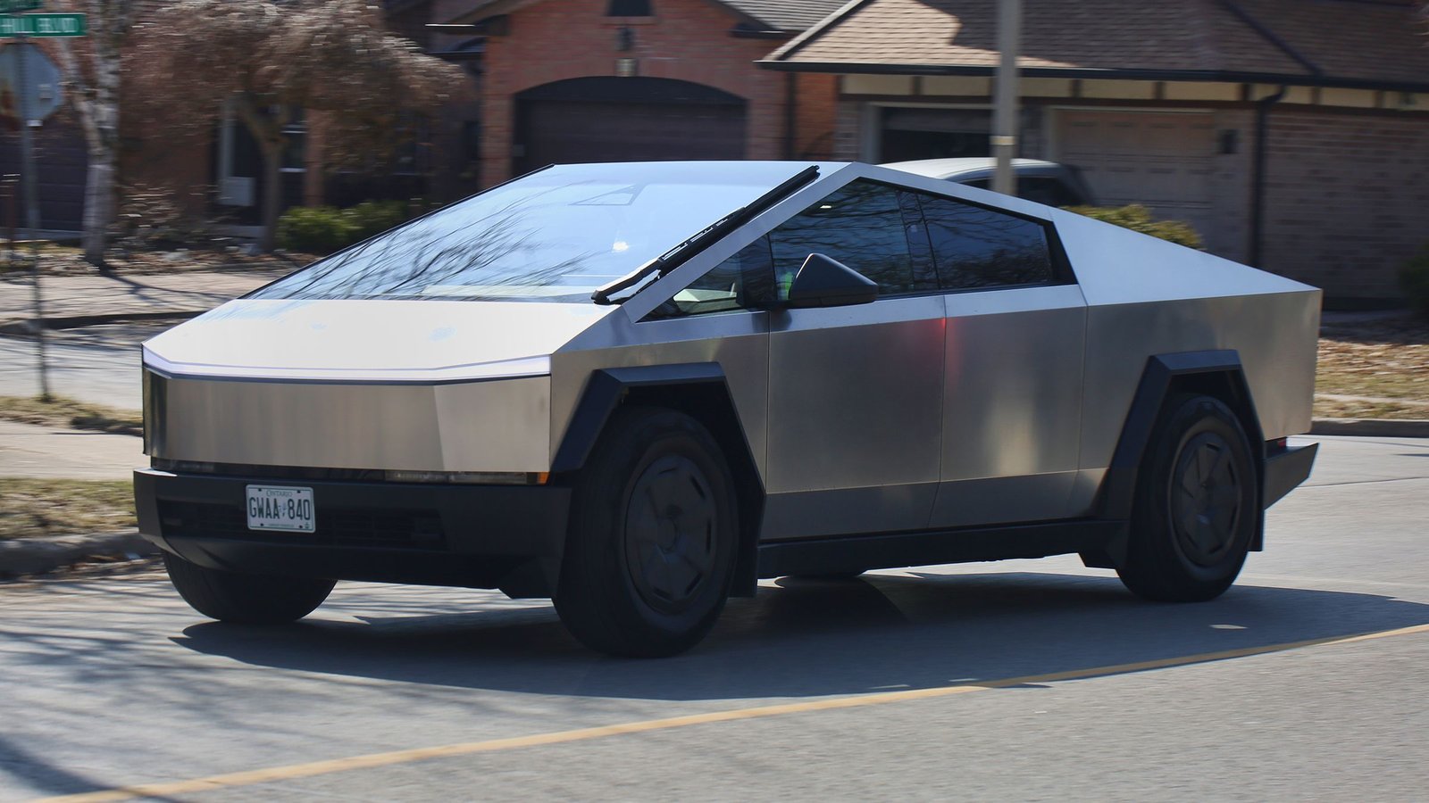 Tesla Cybertruck trois-quarts avant en circulation, rappel freins roues