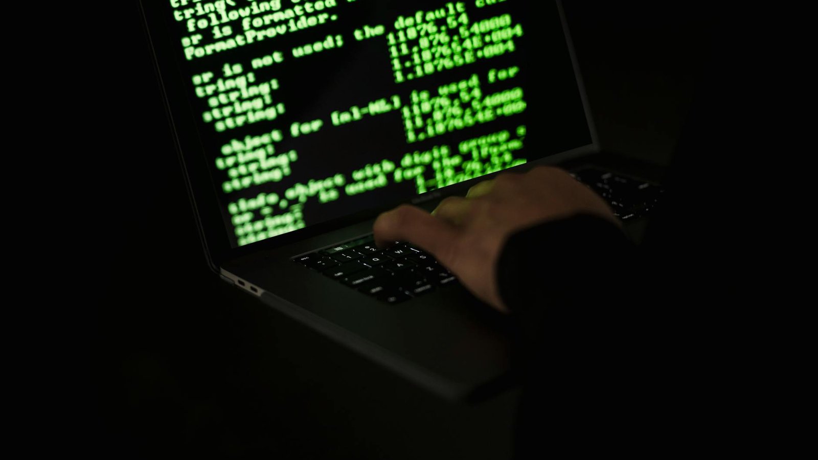 Backdoor logicielle - code malveillant sur écran d'ordinateur portable