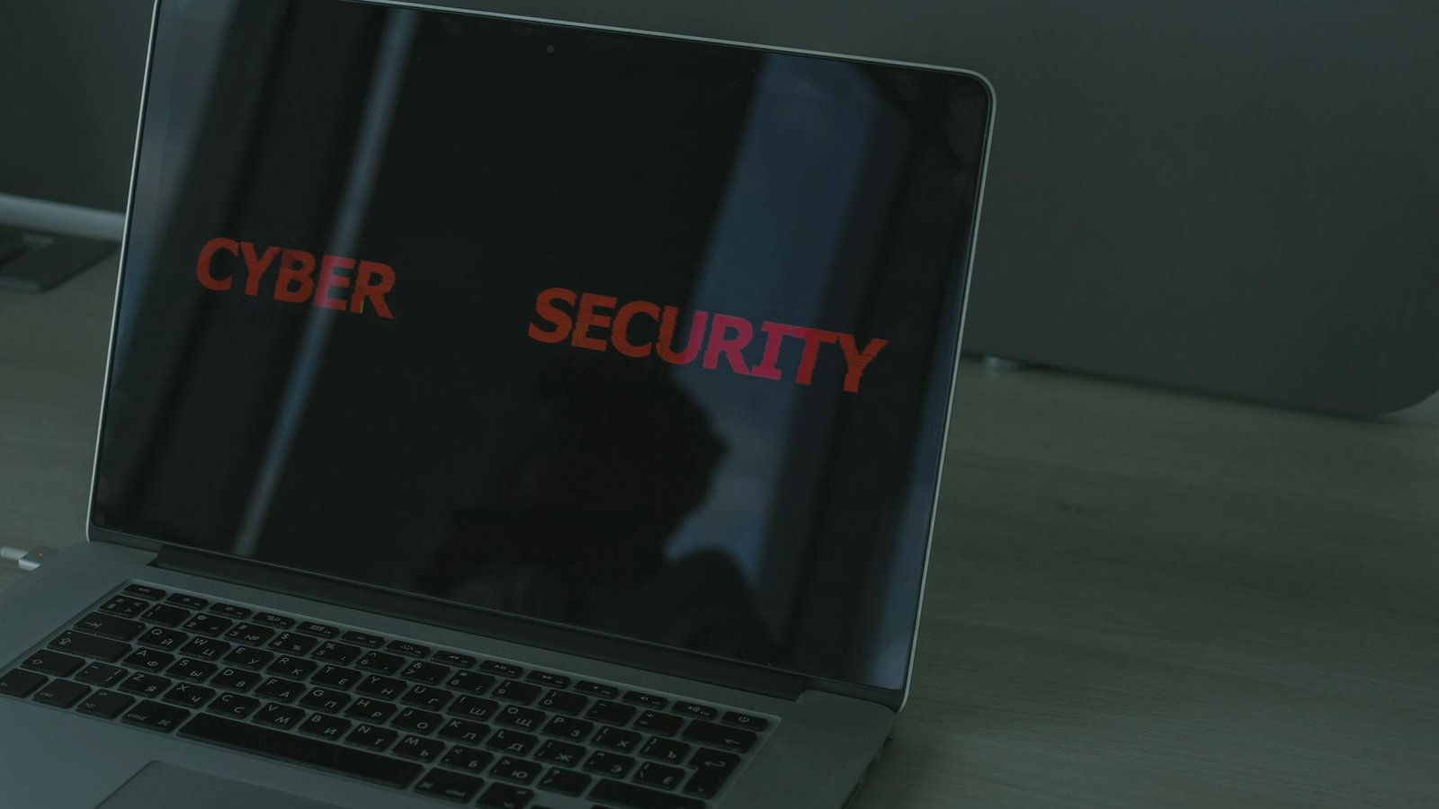 Cybersécurité - écran laptop affichant alerte Cyber Security en rouge