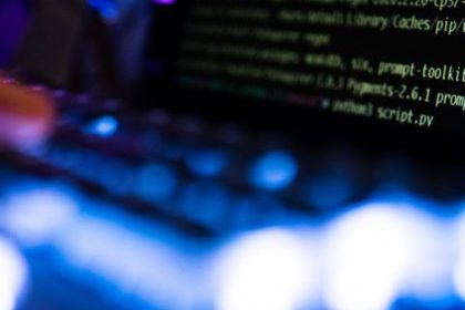 Backdoor logicielle – écran de terminal avec code sur laptop dans ambiance sombre
