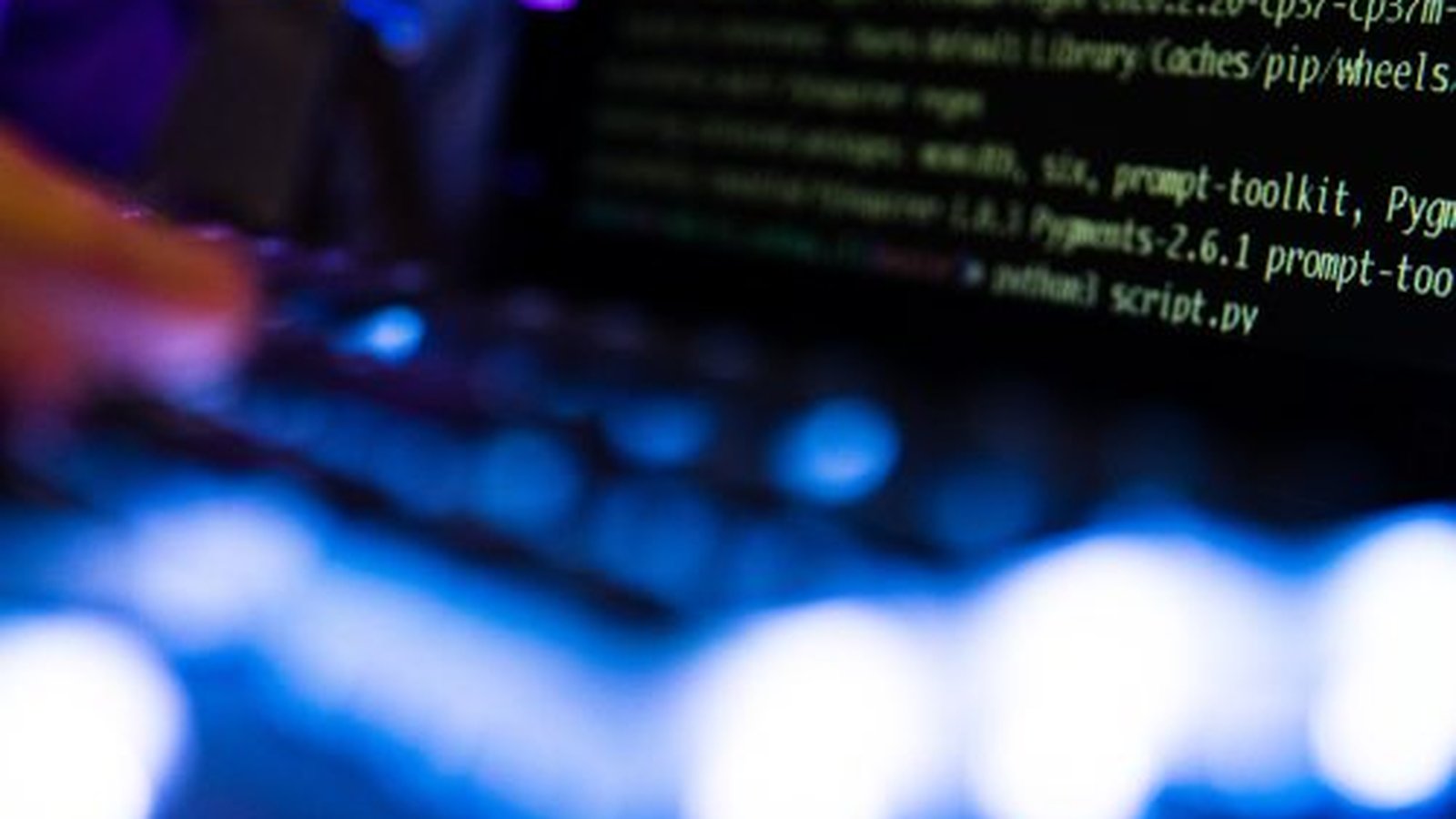 Backdoor logicielle – écran de terminal avec code sur laptop dans ambiance sombre
