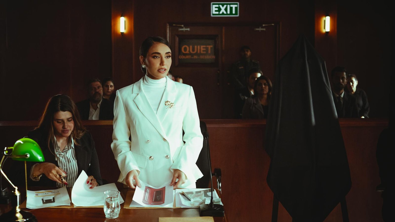 Procès Dua Lipa Samsung – avocate en tailleur blanc à la barre du tribunal
