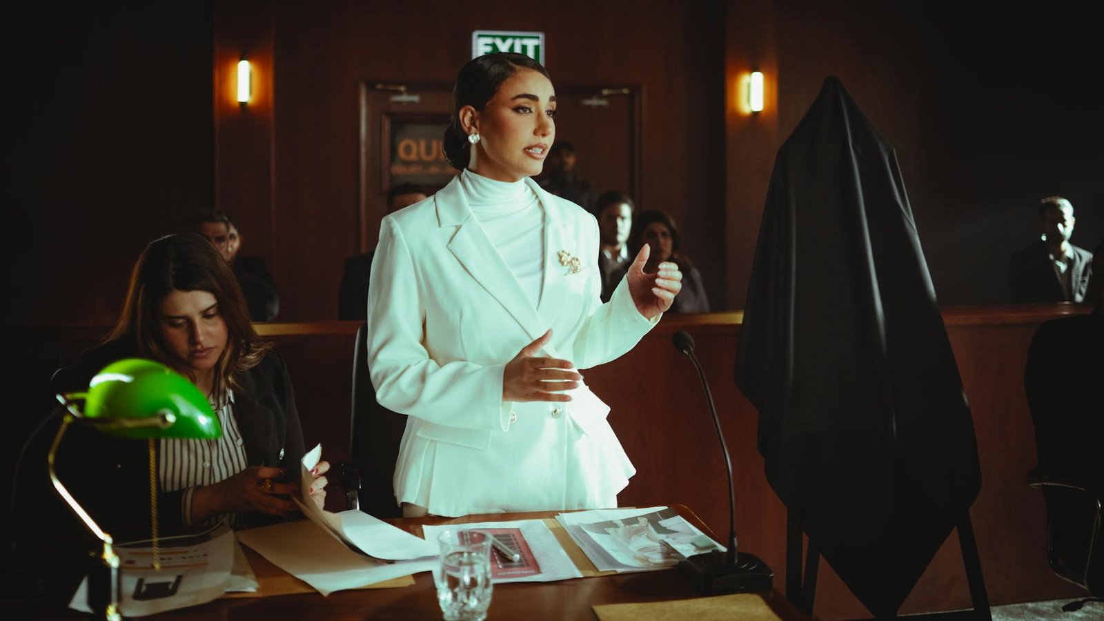 Procès Dua Lipa contre Samsung – avocate plaidant en costume blanc devant le tribunal