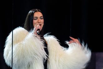 Dua Lipa attaque Samsung en justice pour 15 millions de dollars