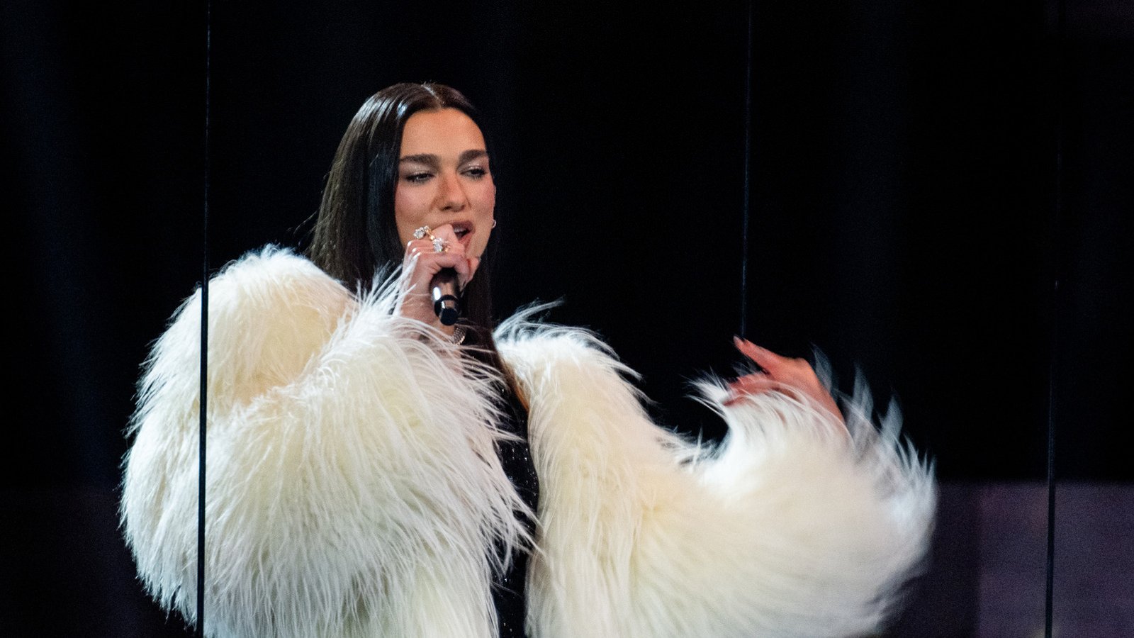 Dua Lipa attaque Samsung en justice pour 15 millions de dollars