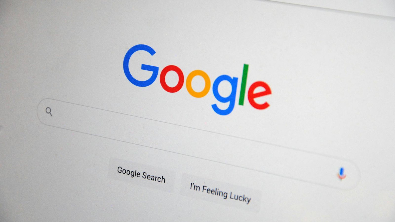 Logo Google sur écran d'ordinateur — employé Google accusé de fraude