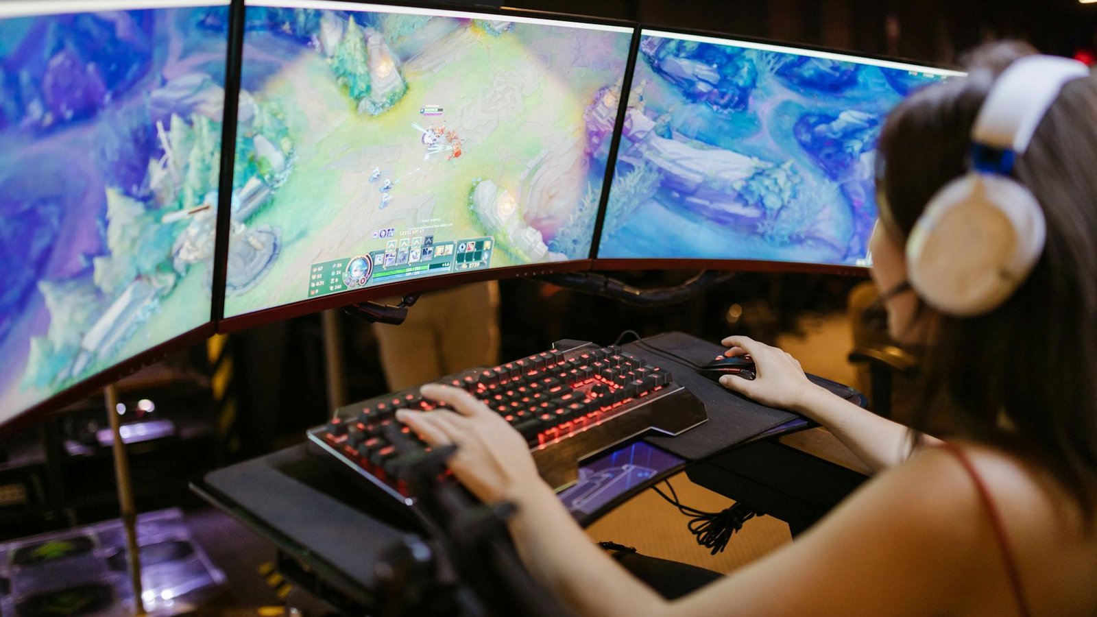 Rocket League esport — joueuse sur triple écran gaming RGB