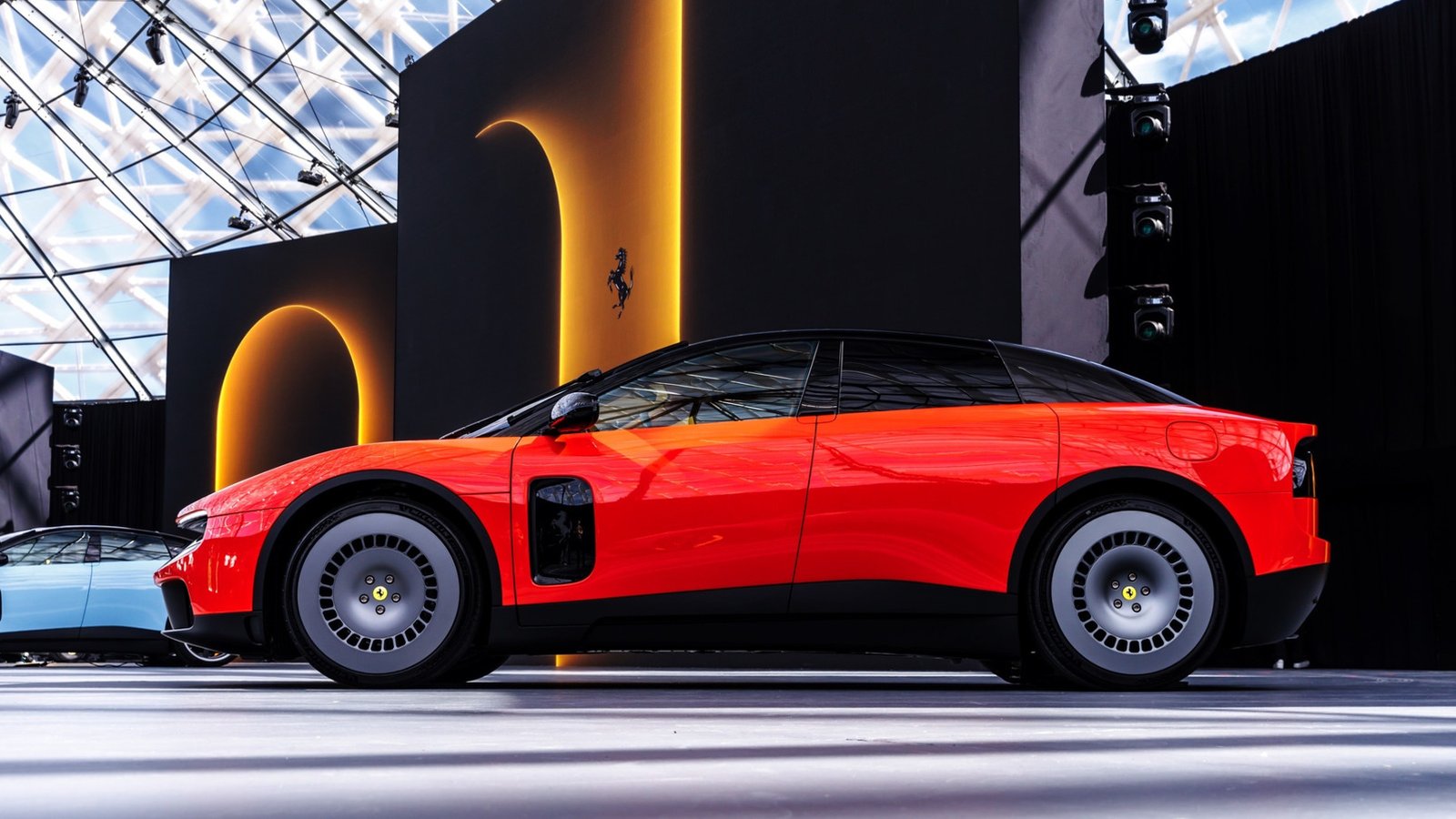Ferrari confie sa première électrique à Jony Ive, le résultat laisse sans voix
