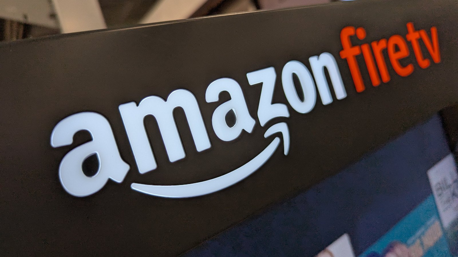 Logo Amazon Fire TV en relief sur panneau noir