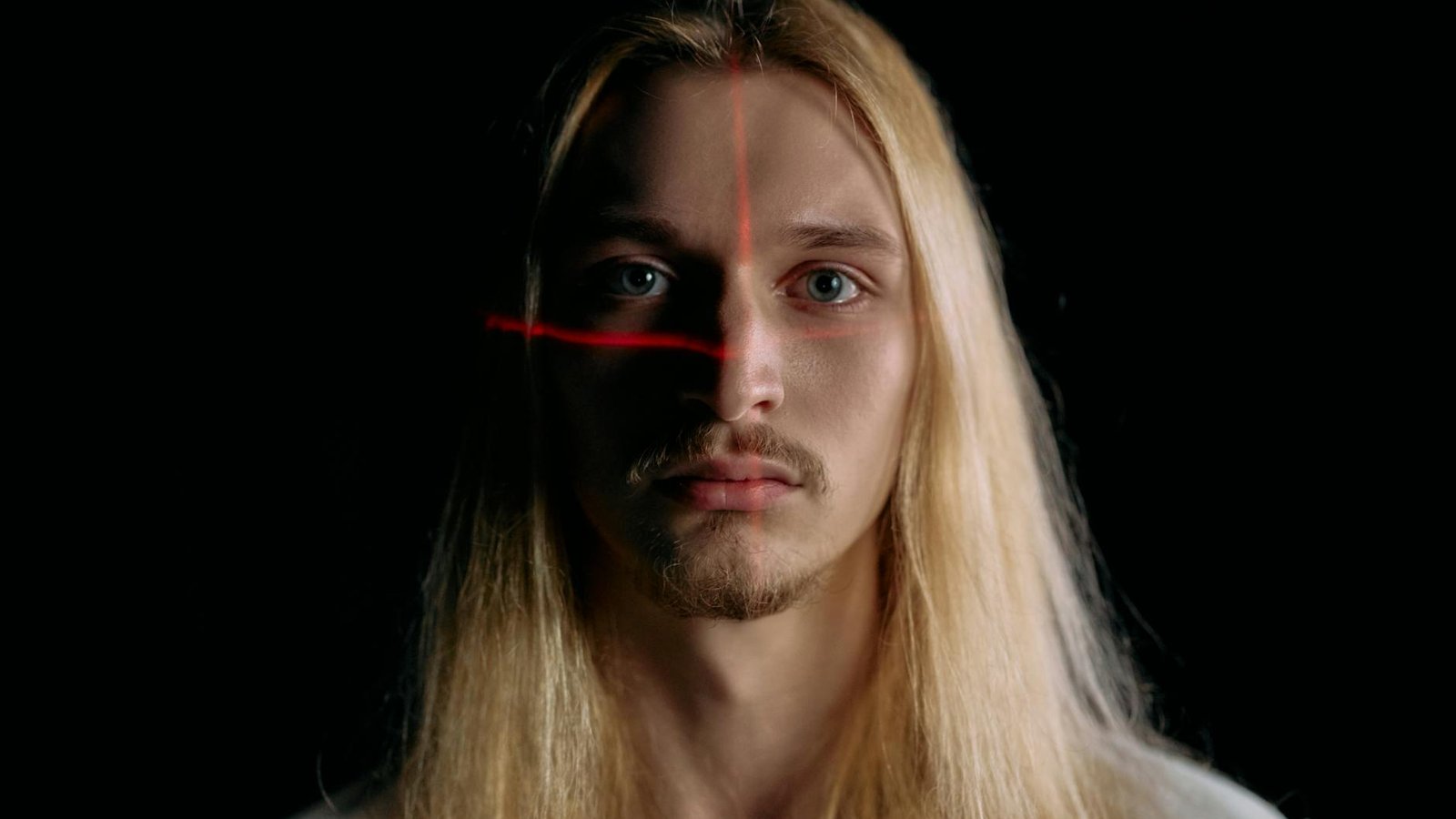 Reconnaissance faciale laser rouge sur visage homme blond