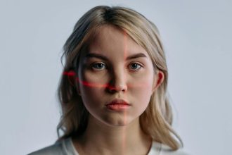 Reconnaissance faciale sous-écran laser Polar ID sur visage féminin