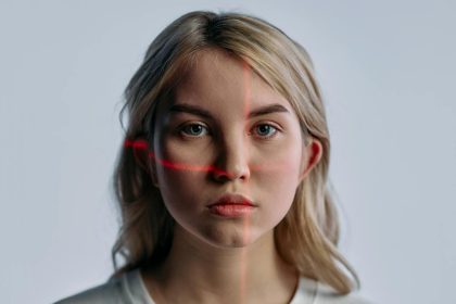 Reconnaissance faciale sous-écran laser Polar ID sur visage féminin