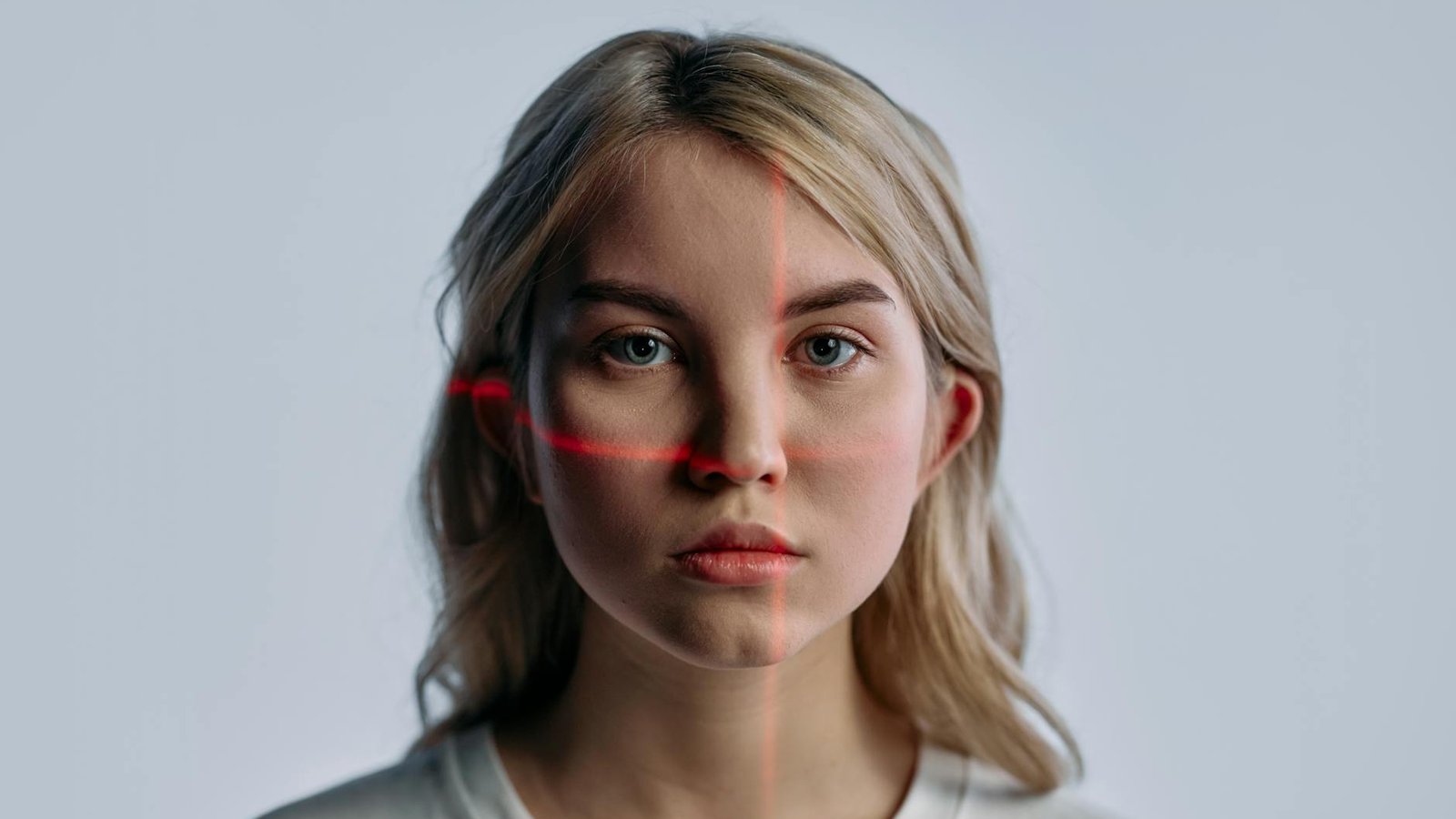 Reconnaissance faciale sous-écran laser Polar ID sur visage féminin