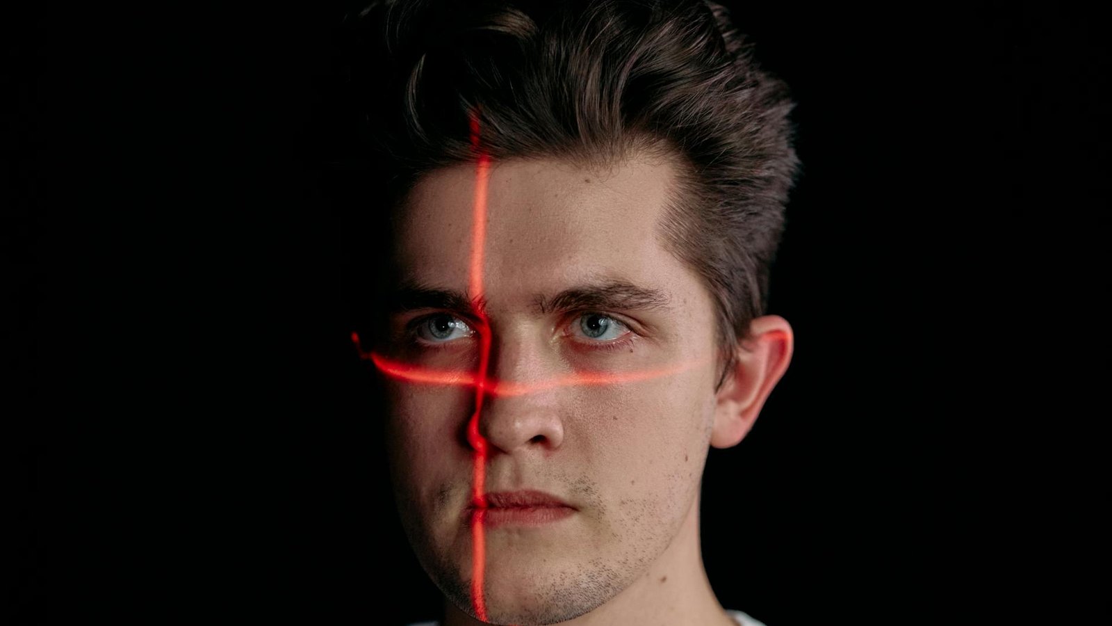 Authentification biométrique Metalenz croix laser rouge visage