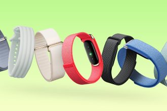 Fitbit bracelets multicolores collection variée sur fond vert